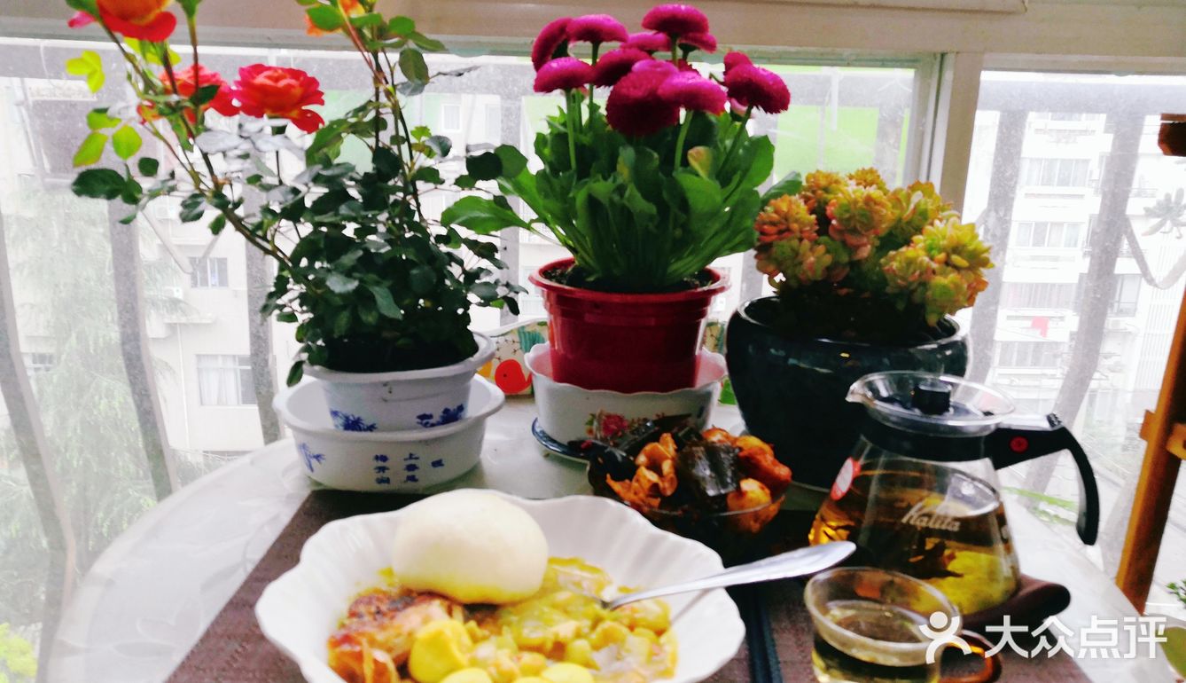 傍晚阳台用餐赏花