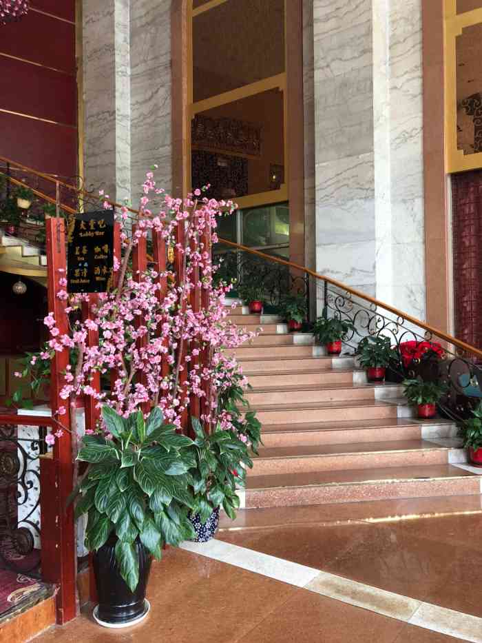 广州华金盾大酒店-"还行吧比较老的店.有车族方便.很多停车位.