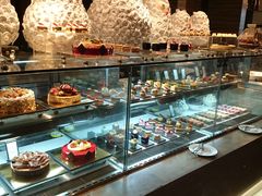 面包甜点陈列柜-富力希尔顿酒店·地阔自助餐厅