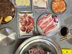 -围炉肉舍•炭烤活鳗•丹东海鲜烤肉(步行街店)