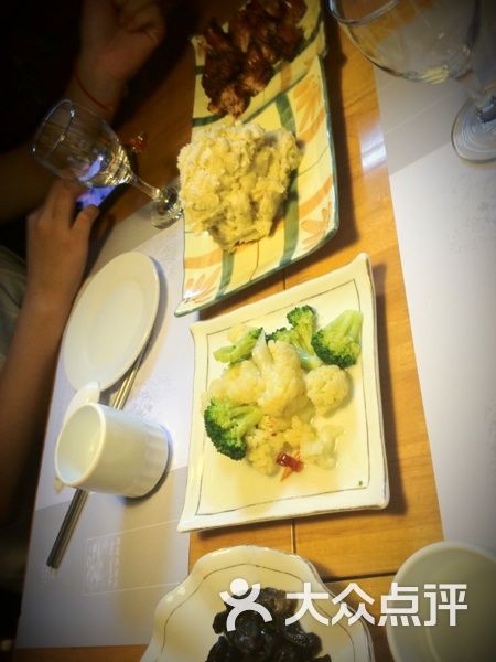 好时光院子里临近门口楼梯的小鱼塘(愿在你心