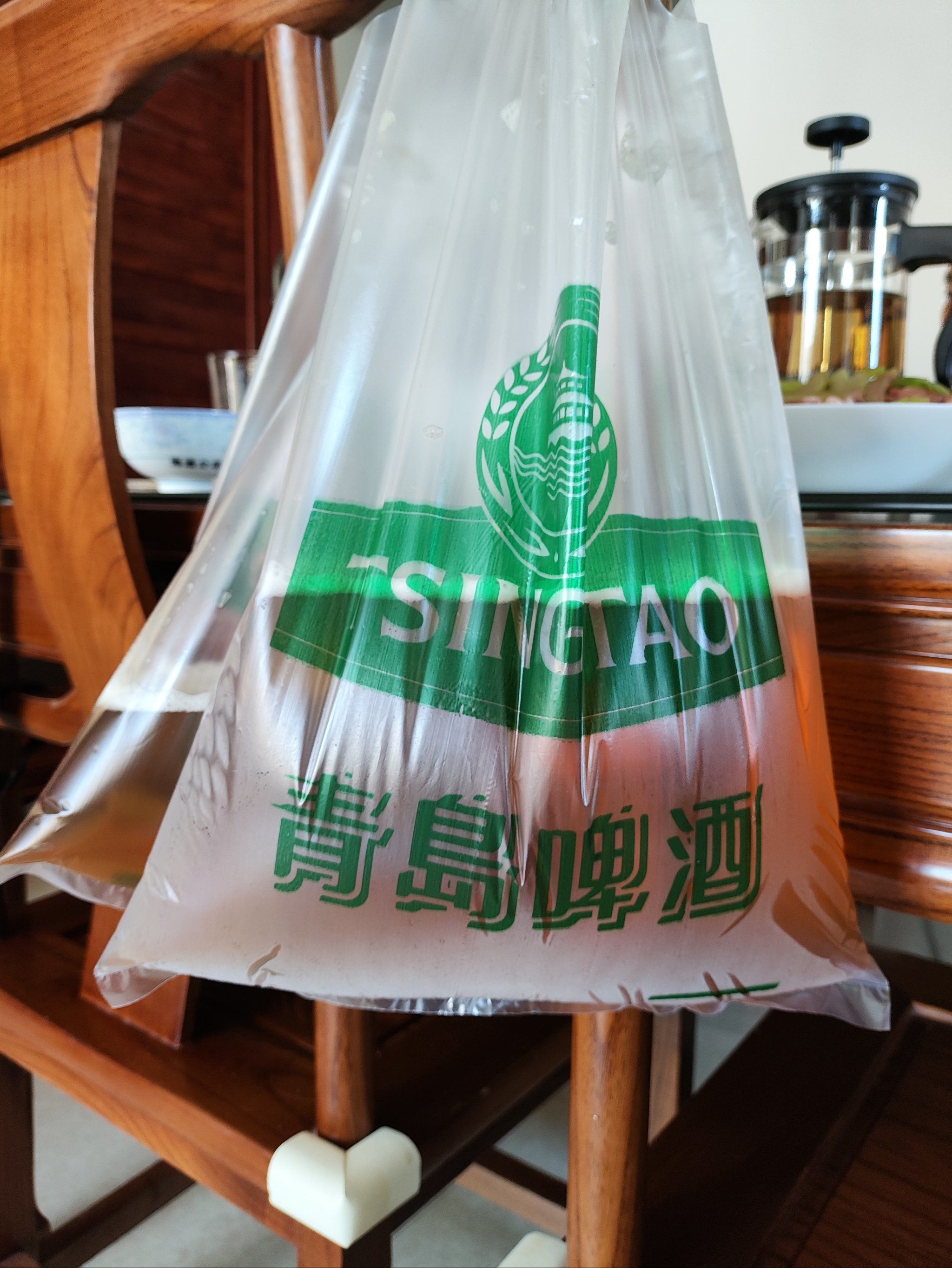 n用塑料袋装啤酒是不是青岛独一份的特色?