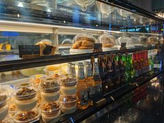 面包甜点陈列柜-HELLO 27 意面·沙拉·帕尼尼