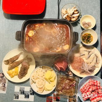 海鲜、五花肉、蔬菜经过烧烤后