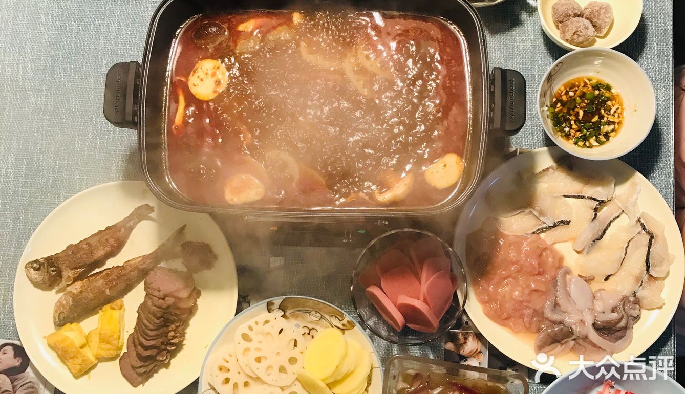 海鲜、五花肉、蔬菜经过烧烤后