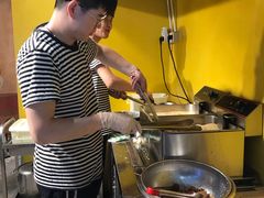 两个小哥在炸排骨-傅强排骨(成都总店)