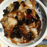 半榛蘑白菜粉，蘑少木耳多，因此得名