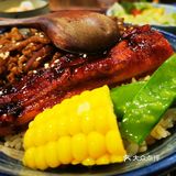 位于虹悦城负一楼沃尔玛超市入口的一家店，位置还是比较