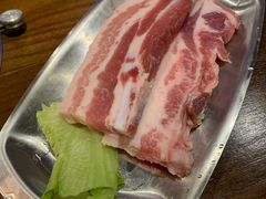 厚切猪肉-·缸桶屋·韩式牛肋条自助烤肉(西湖D11店)