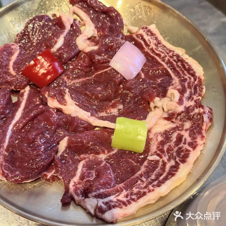 品尝烤肉美味