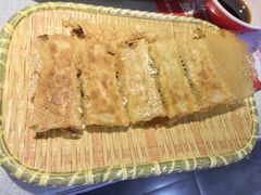 西湖鸡蛋锅贴-鑫裕园三个拿手菜(白堤路店)