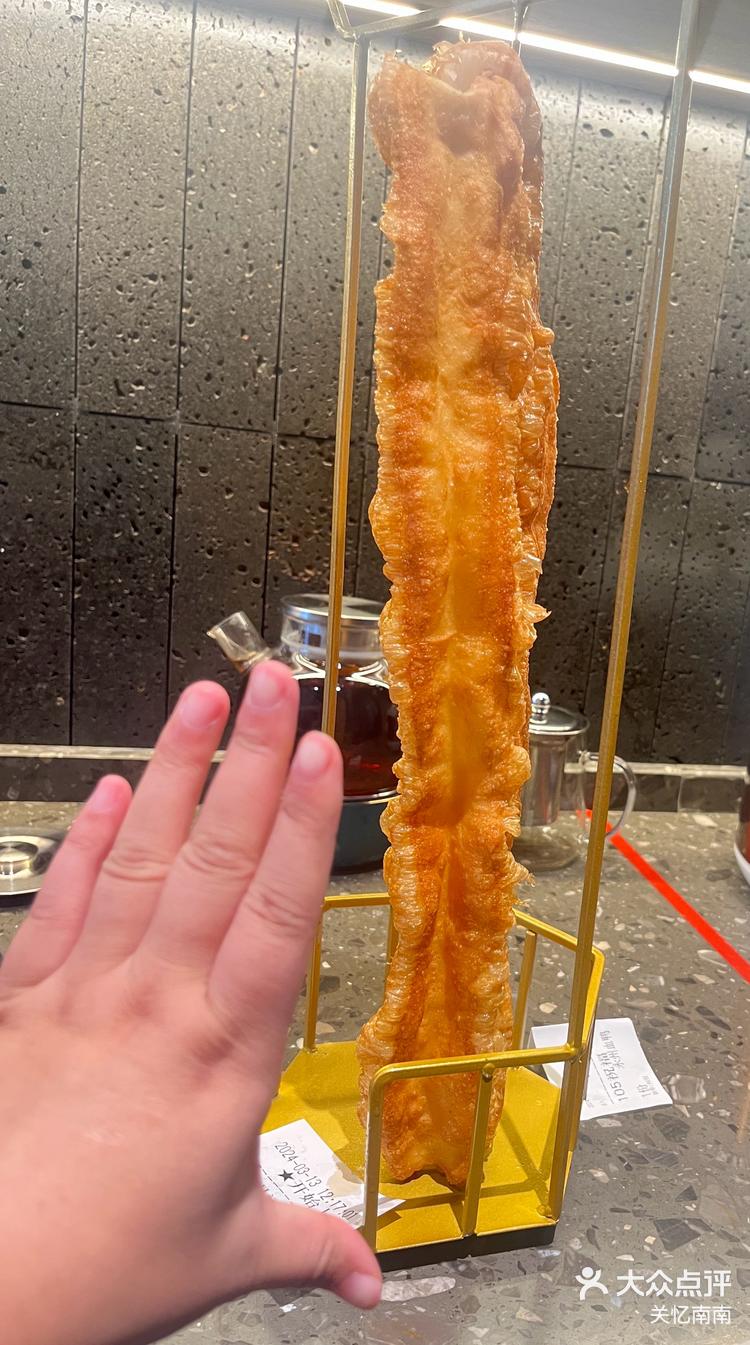 最大油条 嘿,各位美食爱好者!今天我要带你们一起挑战祁阳饭店的"食材