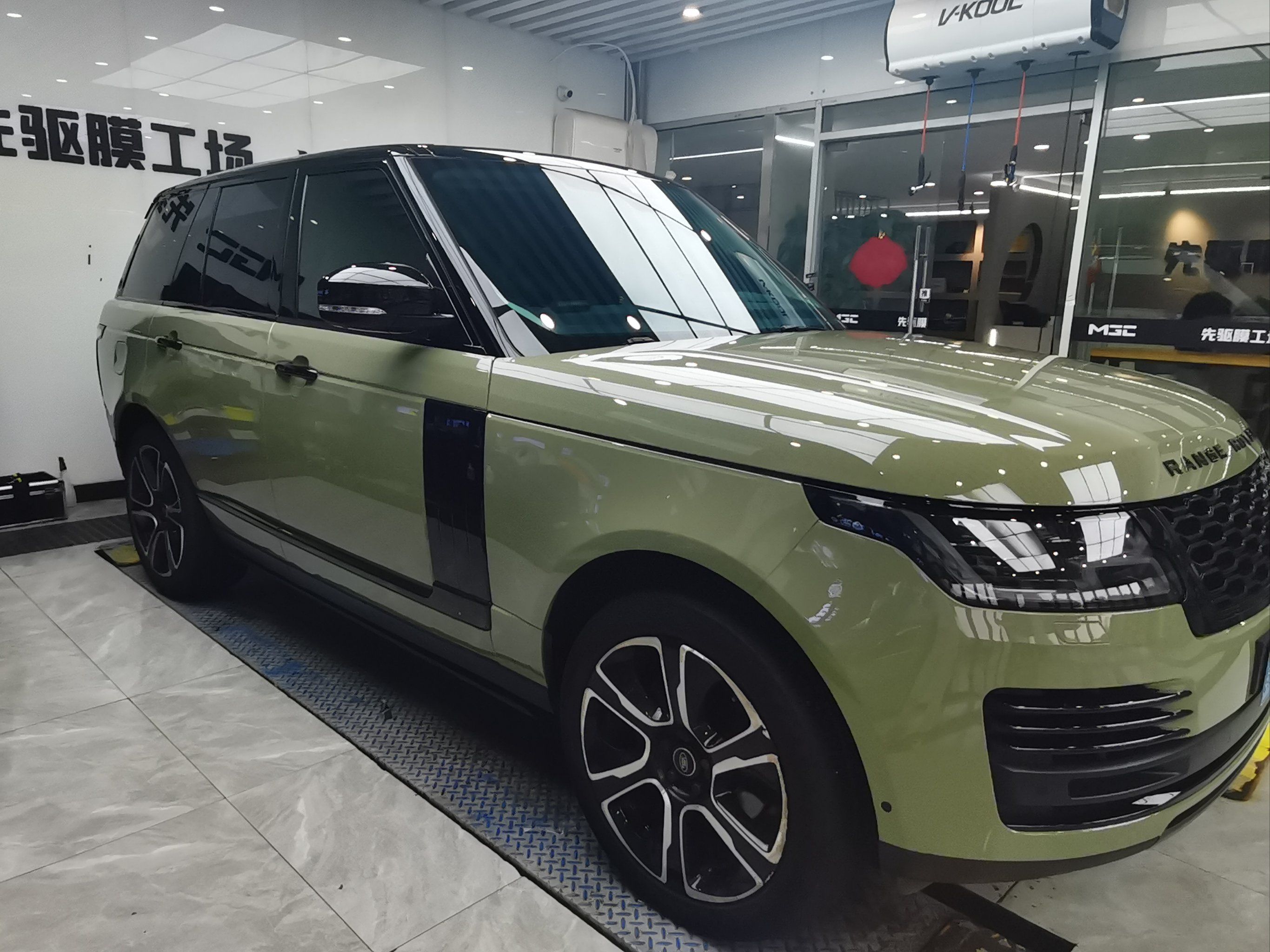 路虎揽胜高亮卡其绿改色效果