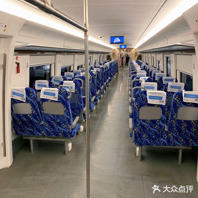 冰簟银床梦不成，碧天如水夜云轻