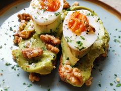 牛油果煮蛋吐司-RAC BAR(安福路店)