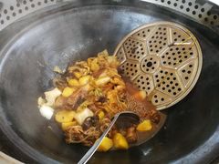 小鸡炖蘑菇-粘豆包柴火铁锅炖