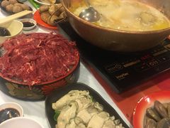 安格斯牛肉-鲜入围煮花胶鸡海鲜火锅