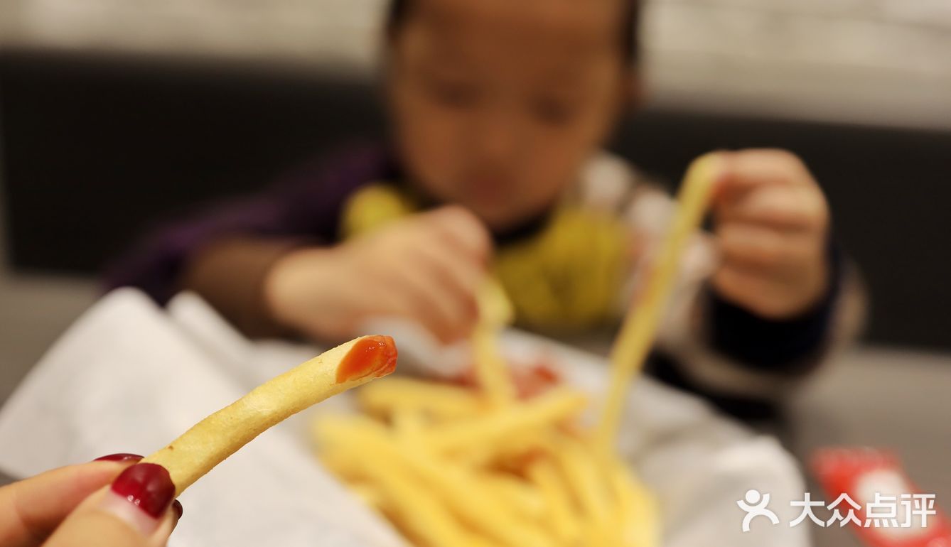 热气腾腾又饱满的薯条绝配奶香浓郁绵密的冰淇淋