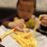 热气腾腾又饱满的薯条绝配奶香浓郁绵密的冰淇淋