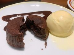 巧克力熔岩蛋糕配香草冰淇淋-萨莉亚意式餐厅(杭州滨江天街店)