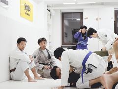 -菠萝格斗巴西柔术训练馆