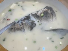 浓汤鱼头-浔味·山屿湖·正宗全鱼宴老字号