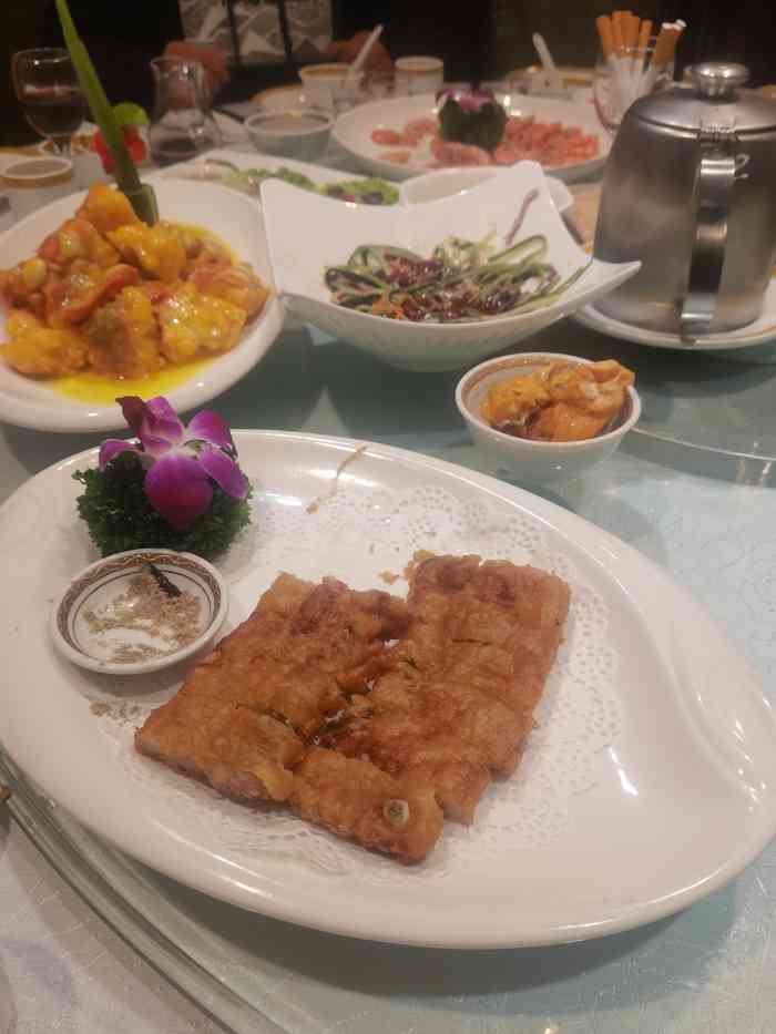 金八仙大酒楼(黄河路店)-"本帮菜,味道还可以,地方太小了,包房小,.