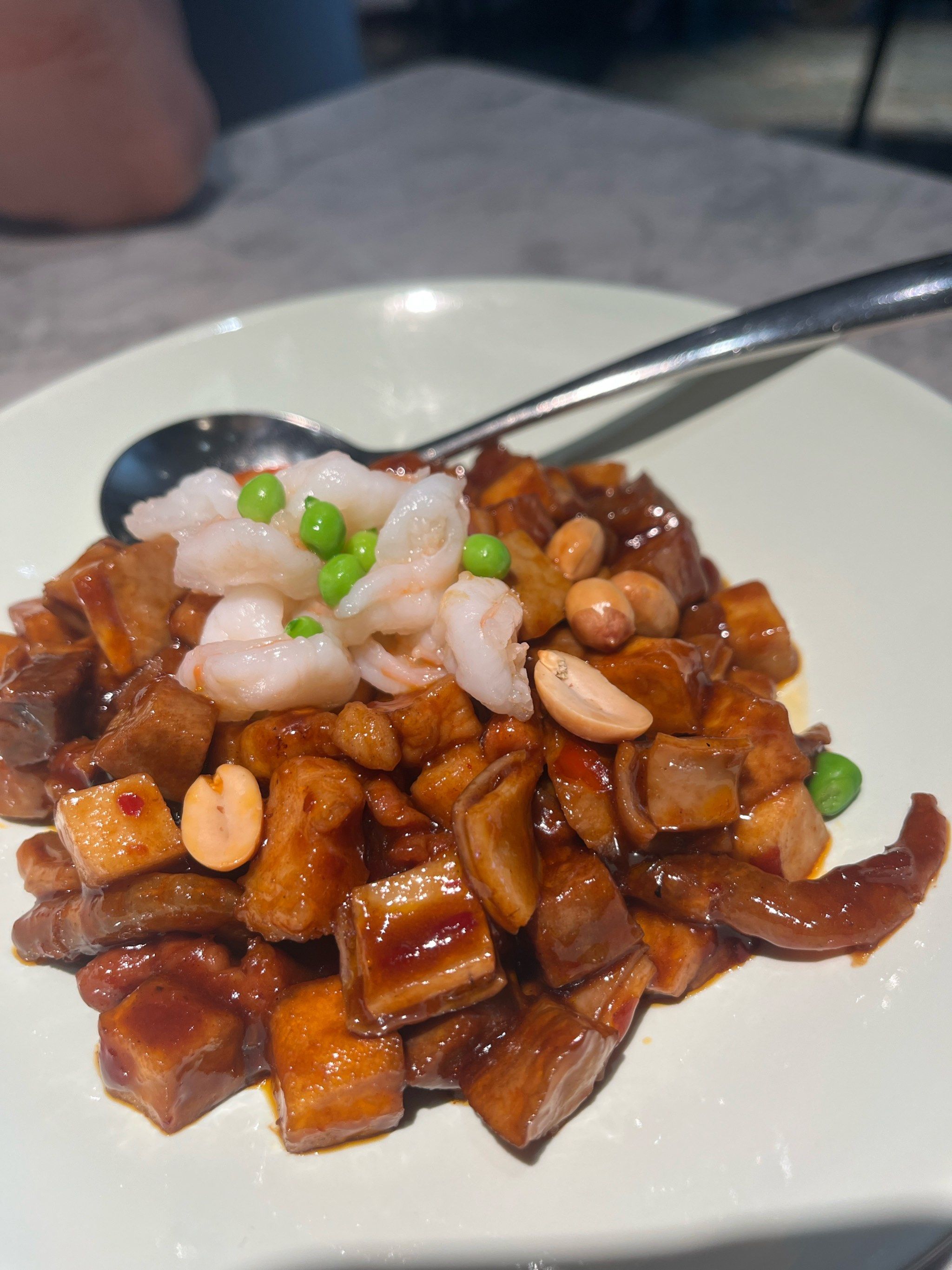 今**带骨鸡丁炒八宝辣酱**
这道菜选用新鲜鸡肉丁,搭配花生,蘑菇等