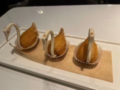 天鹅榴莲酥-领鲜天下·焗海鲜·花胶鸡(天目里店)