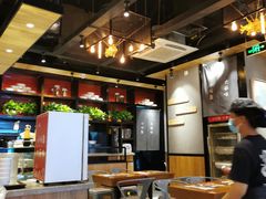 大堂-渝是乎酸菜鱼·川渝小炒(新世界百货望京店)