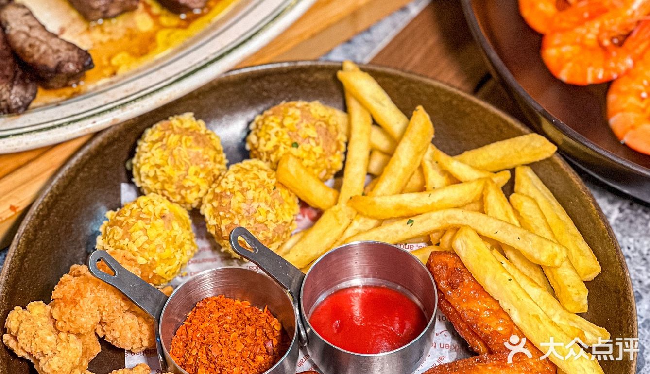 四楼这家设计感满满的西餐厅也太扎眼了