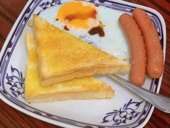 双肠煎蛋配多士-華叔茶記