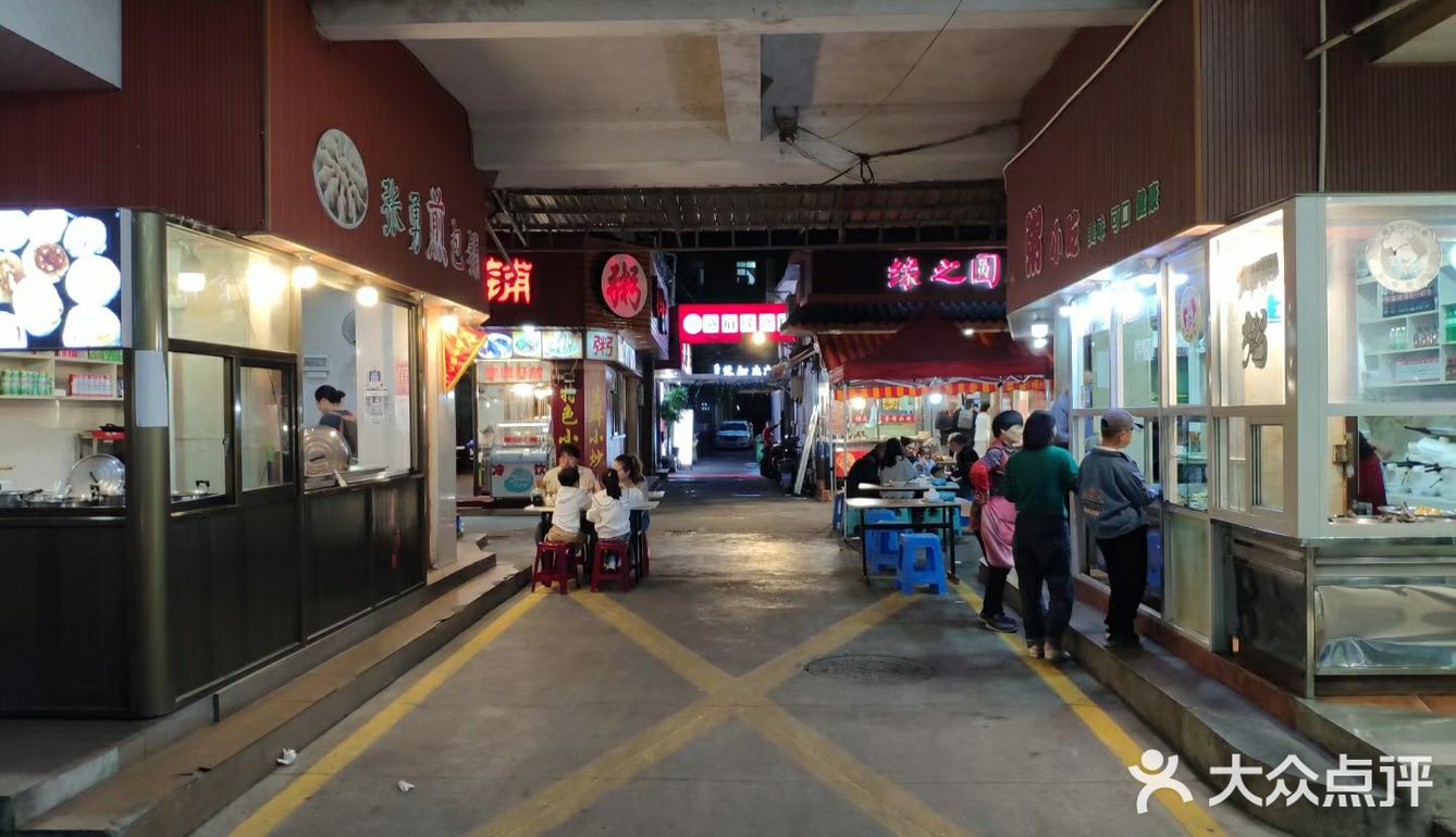 图四这家面包坊算是平阳老城区中环境相对较为时尚的市场主体了