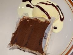 提拉米苏蛋糕配香草冰激凌-萨莉亚意式餐厅(杭州滨江天街店)