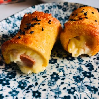 吐司2片,芝士片2片,火腿肠1根,鸡蛋1个