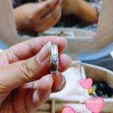 一颗小钻石，外面是桃心的形状