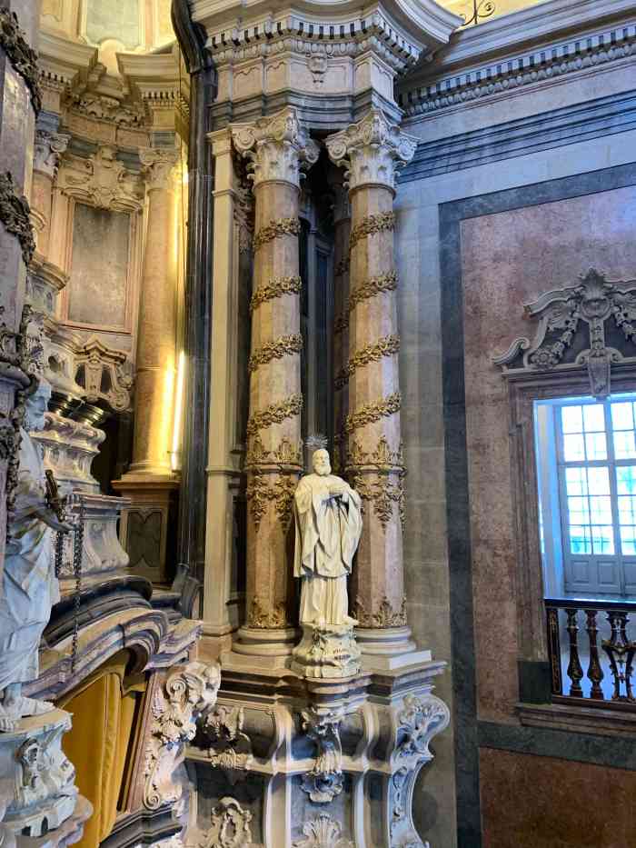 教士教堂-"牧师教堂与牧师塔相连,教堂不算大,全部石.