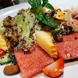 三亚美食探店：这家餐厅充满艺术氛围，连吃饭也变得文艺起来。