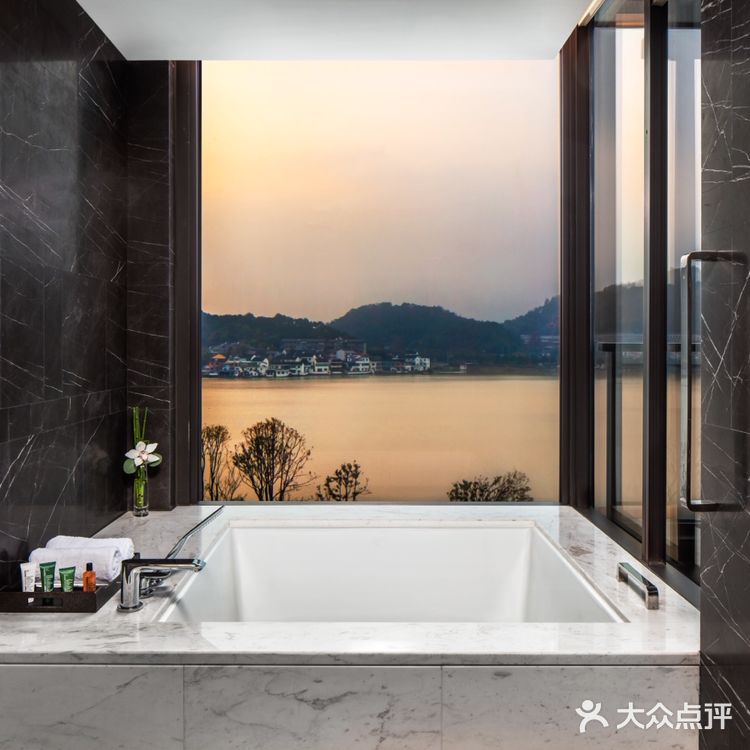 大部分都是能看得到烟波浩渺东钱湖的湖景房