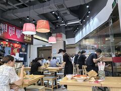 大堂-魔都三兄弟酸辣粉·蘸卤炸串(虹桥万科店)