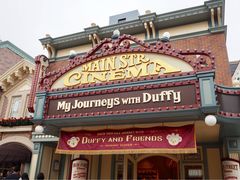 -小镇影院迪士尼小熊Duffy与他的朋友合影地