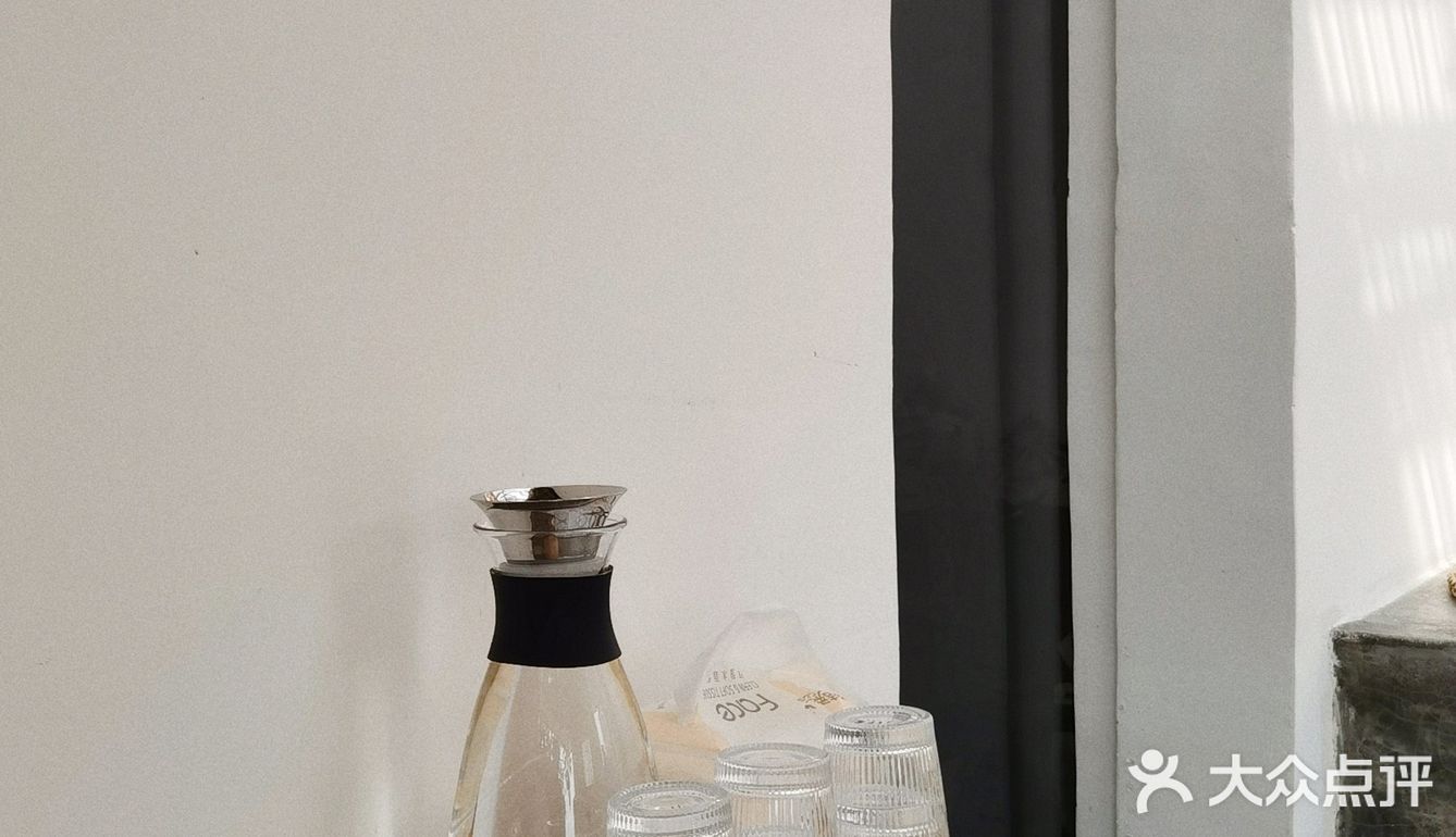 简约白墙风咖啡店🍂