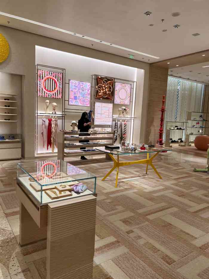 lv路易威登(罗湖万象城店)-"陪壕友逛街,工作日的下午爱马仕和lv门口.