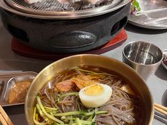 -围炉肉舍•炭烤活鳗•丹东海鲜烤肉(步行街店)