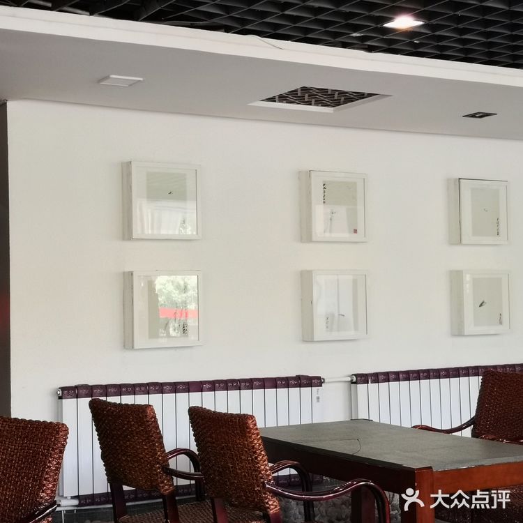 店面装修典雅、古朴，老板和服务员都很热情