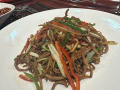 韭黄杏鲍菇炒肉丝-乡村馕坑肉·烧烤·新疆菜·本地人更爱吃(阿勒泰首店)