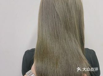 不化妆也很撑托肤色 直发卷发都很好驾驭高级有质