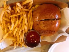 和牛汉堡配蔬菜色拉-Cooking Man(中懋天地店)