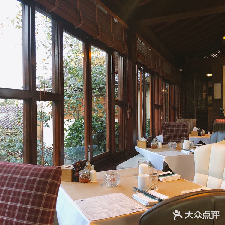 笋,腊肉,汤汁味道也不错。餐厅服务员还会及时来提示关火