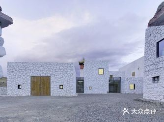 校园的一大亮点是融入海口当地建筑特色的半开放式教学建